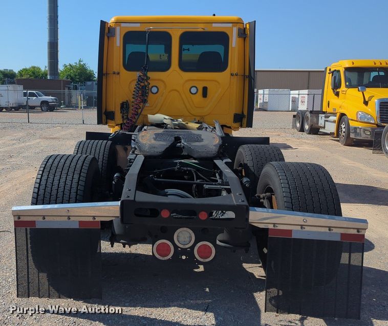 image for item NW9619 2021 Freightliner  Cascadia 126 semi truck