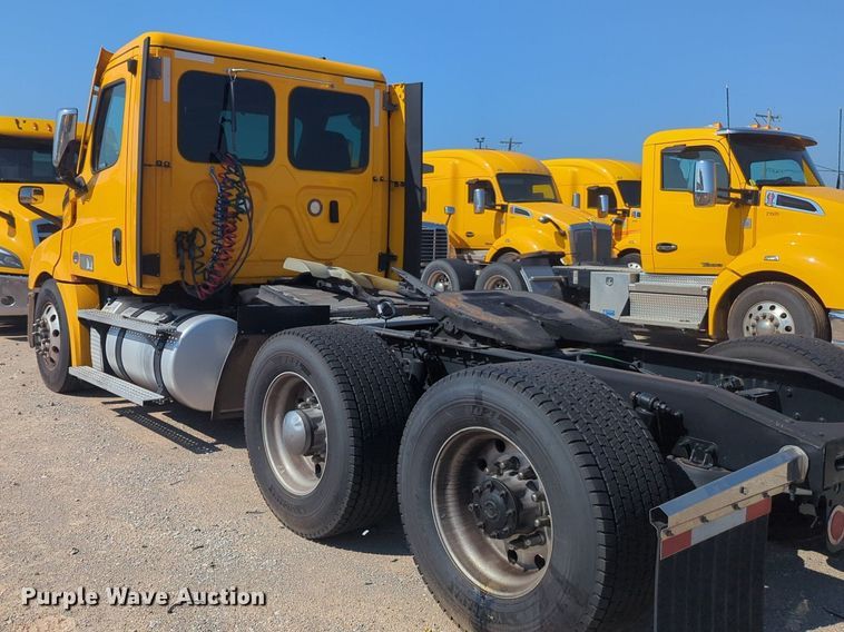 image for item NW9619 2021 Freightliner  Cascadia 126 semi truck