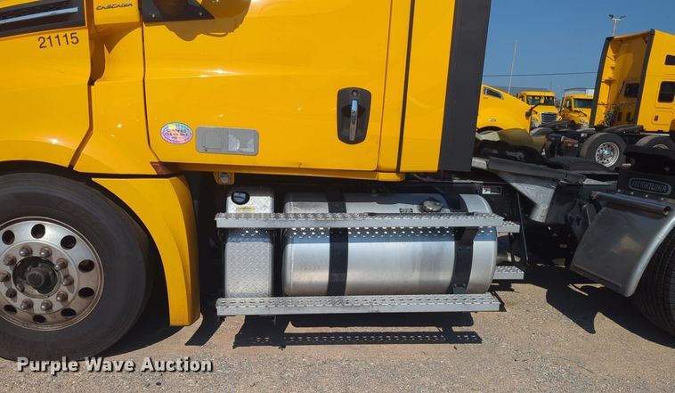 image for item NW9619 2021 Freightliner  Cascadia 126 semi truck