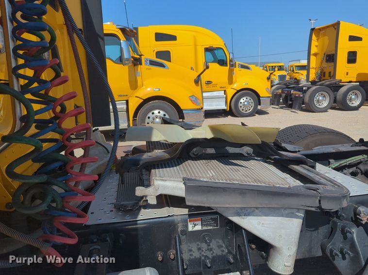 image for item NW9619 2021 Freightliner  Cascadia 126 semi truck