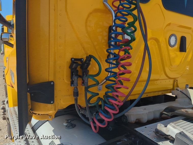 image for item NW9619 2021 Freightliner  Cascadia 126 semi truck