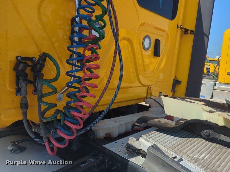 image for item NW9619 2021 Freightliner  Cascadia 126 semi truck