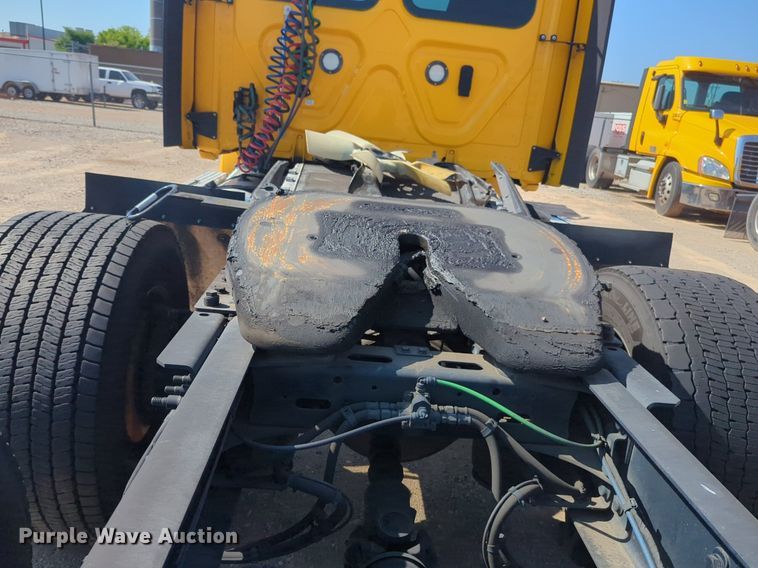 image for item NW9619 2021 Freightliner  Cascadia 126 semi truck