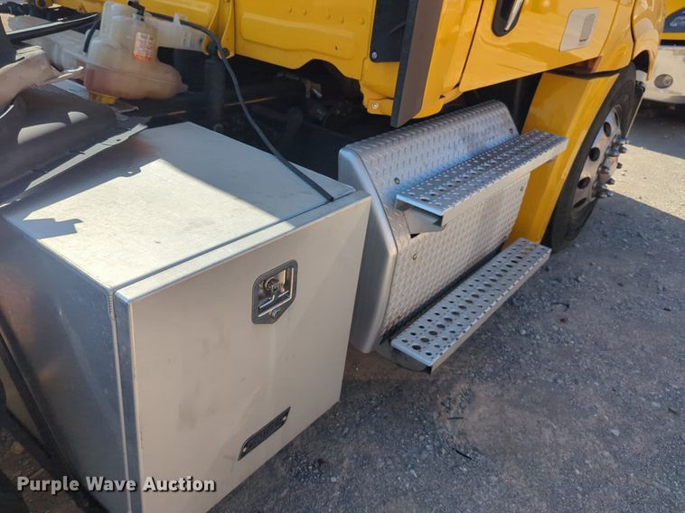 image for item NW9619 2021 Freightliner  Cascadia 126 semi truck