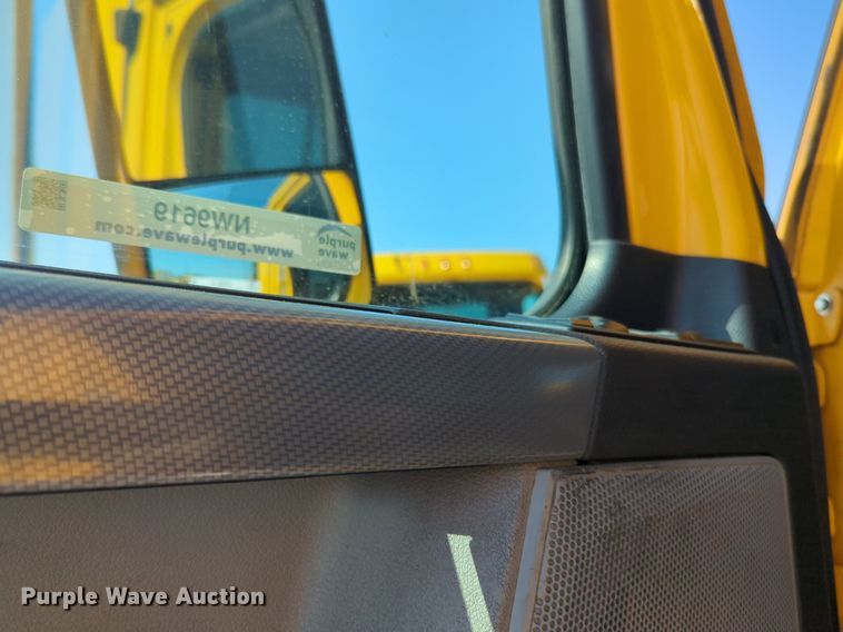 image for item NW9619 2021 Freightliner  Cascadia 126 semi truck