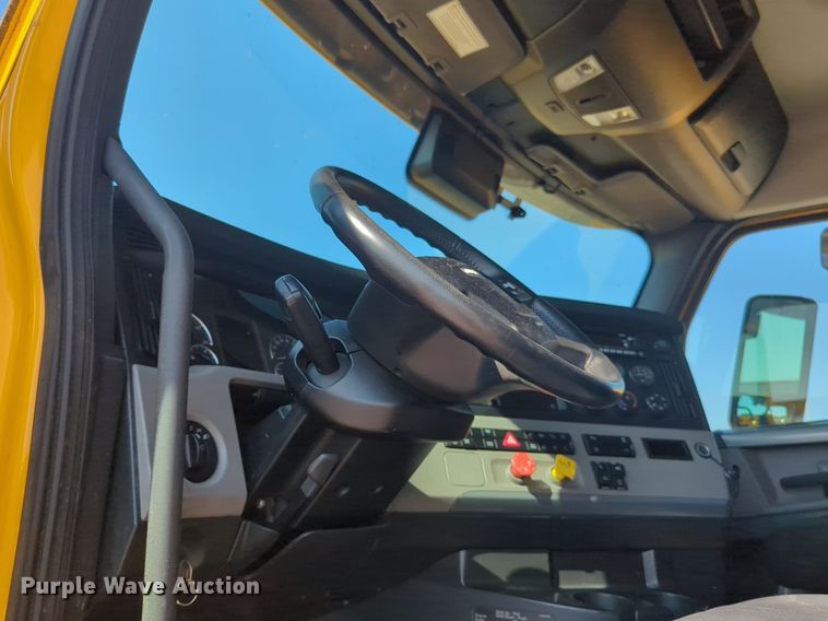 image for item NW9619 2021 Freightliner  Cascadia 126 semi truck