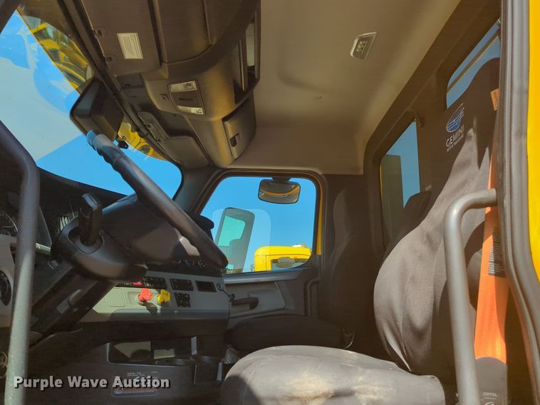 image for item NW9619 2021 Freightliner  Cascadia 126 semi truck