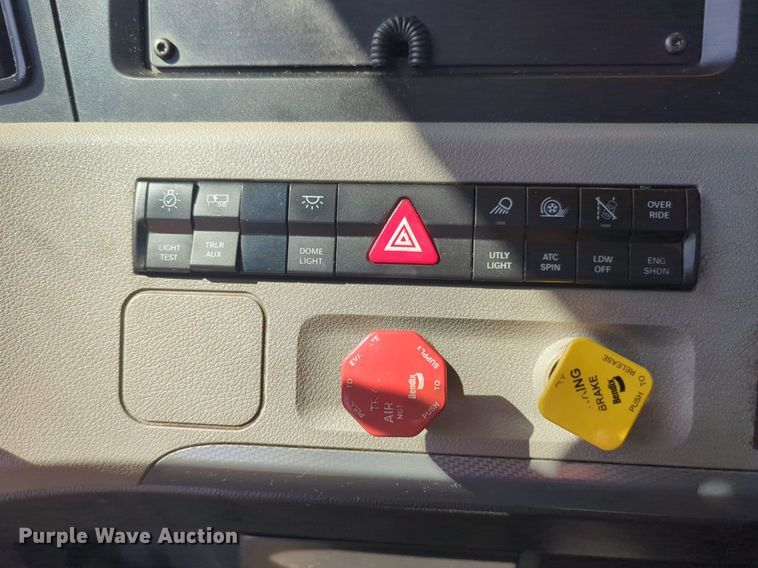 image for item NW9619 2021 Freightliner  Cascadia 126 semi truck