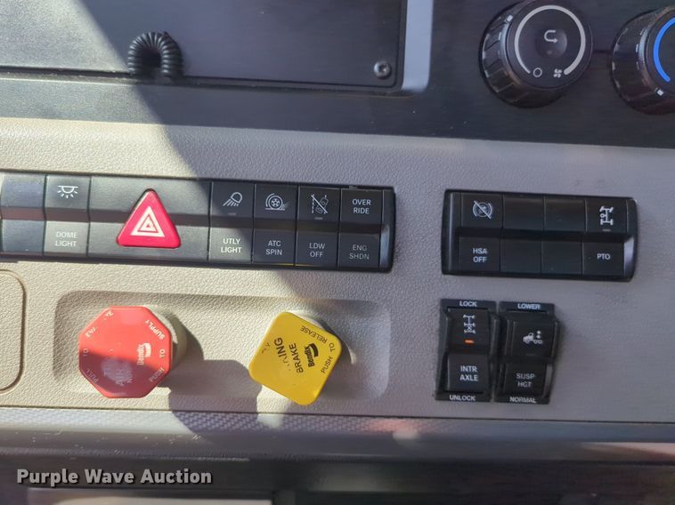 image for item NW9619 2021 Freightliner  Cascadia 126 semi truck