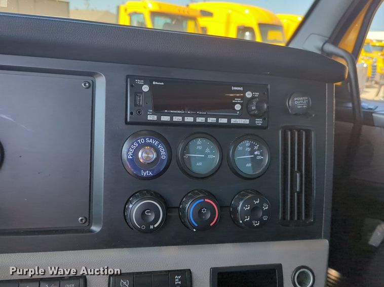 image for item NW9619 2021 Freightliner  Cascadia 126 semi truck