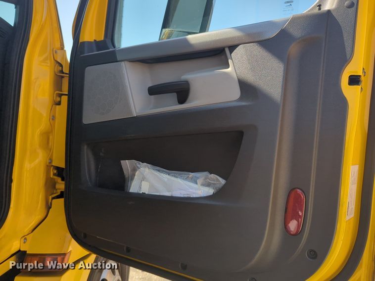 image for item NW9619 2021 Freightliner  Cascadia 126 semi truck