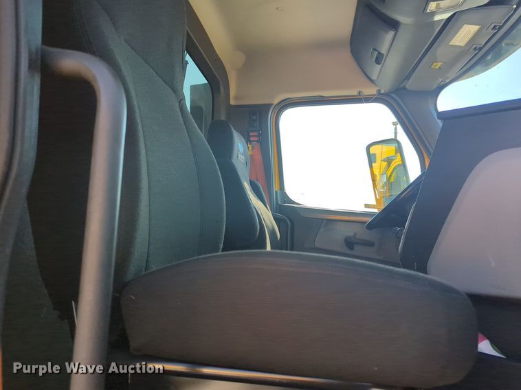 image for item NW9619 2021 Freightliner  Cascadia 126 semi truck