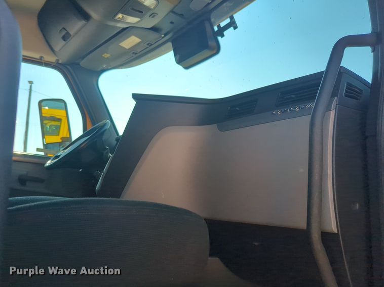 image for item NW9619 2021 Freightliner  Cascadia 126 semi truck