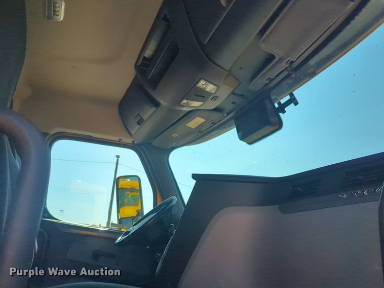 image for item NW9619 2021 Freightliner  Cascadia 126 semi truck