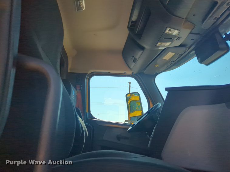 image for item NW9619 2021 Freightliner  Cascadia 126 semi truck