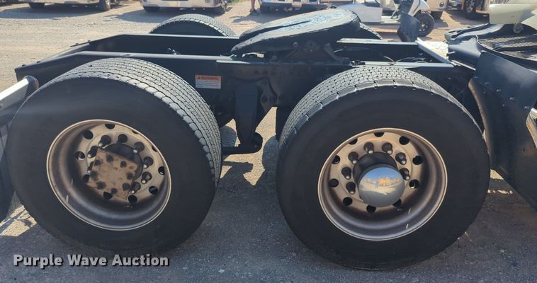 image for item NW9619 2021 Freightliner  Cascadia 126 semi truck