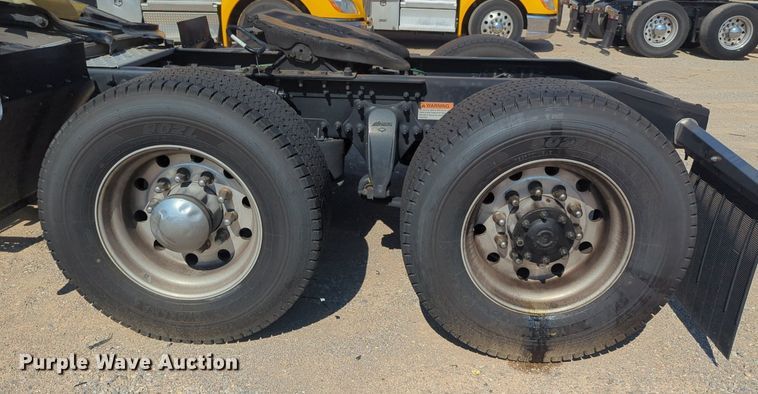 image for item NW9619 2021 Freightliner  Cascadia 126 semi truck