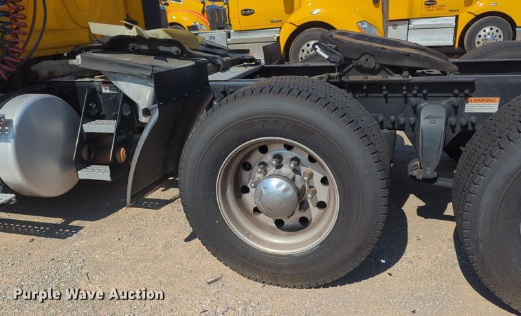 image for item NW9619 2021 Freightliner  Cascadia 126 semi truck