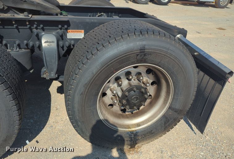 image for item NW9619 2021 Freightliner  Cascadia 126 semi truck