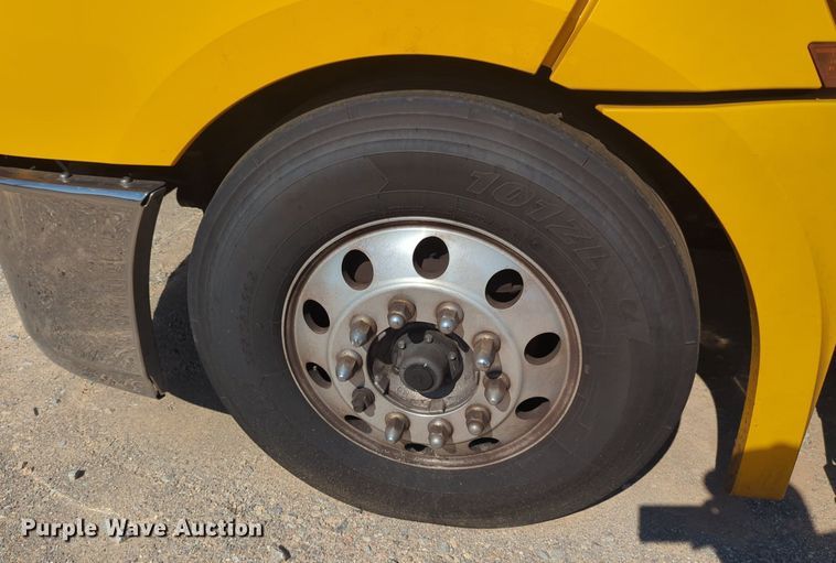 image for item NW9619 2021 Freightliner  Cascadia 126 semi truck