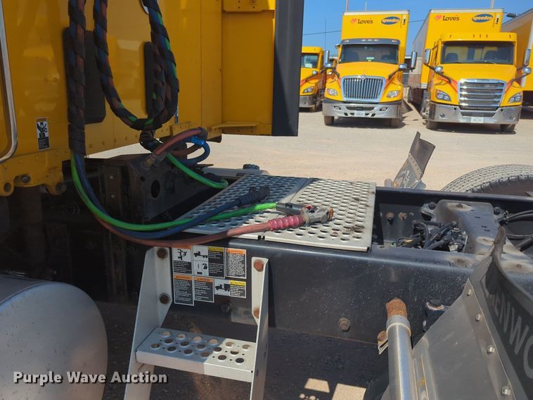 image for item NW9620 2019 Kenworth  T680 semi truck