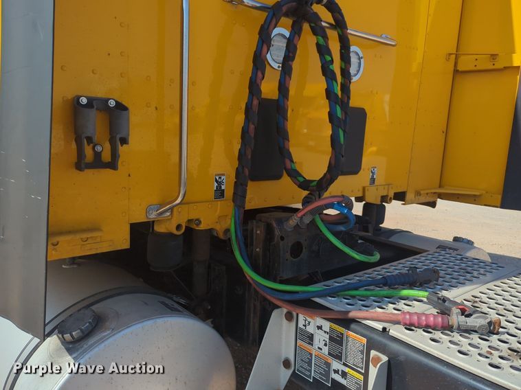 image for item NW9620 2019 Kenworth  T680 semi truck