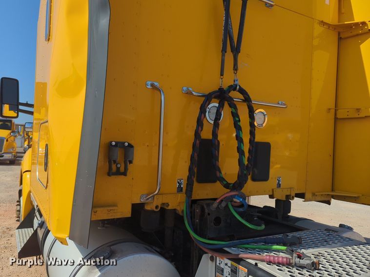 image for item NW9620 2019 Kenworth  T680 semi truck