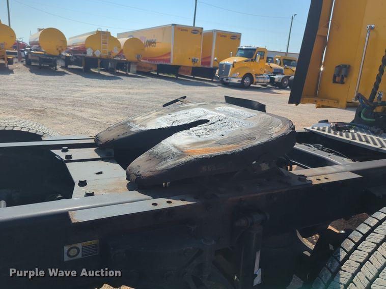 image for item NW9620 2019 Kenworth  T680 semi truck