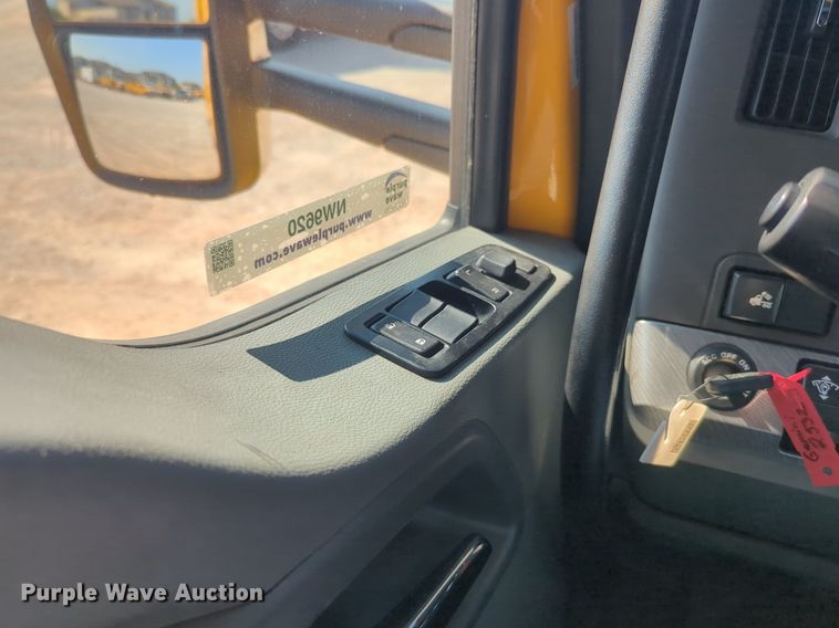 image for item NW9620 2019 Kenworth  T680 semi truck