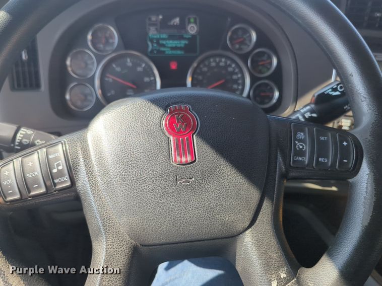 image for item NW9620 2019 Kenworth  T680 semi truck