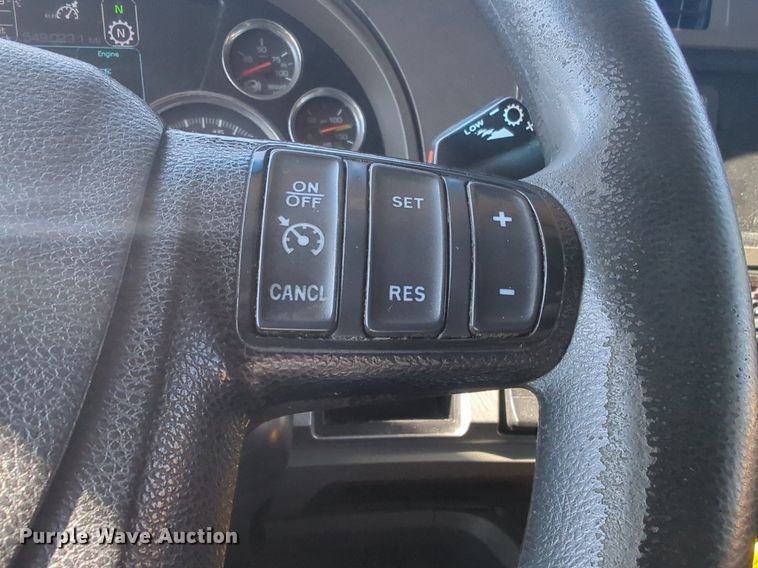 image for item NW9620 2019 Kenworth  T680 semi truck