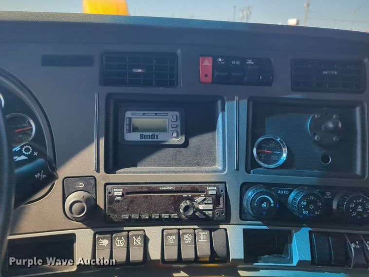 image for item NW9620 2019 Kenworth  T680 semi truck