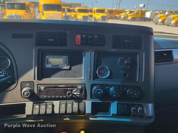 image for item NW9620 2019 Kenworth  T680 semi truck