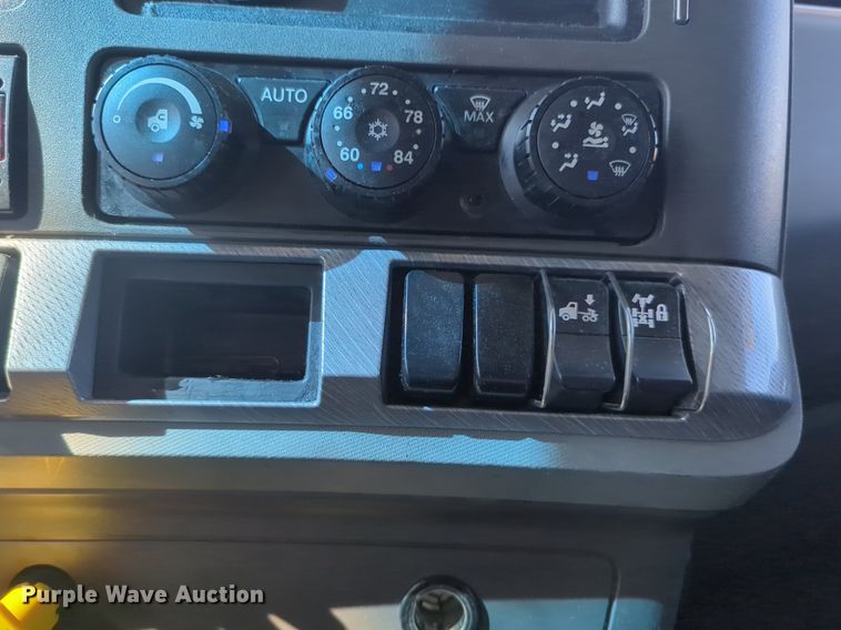 image for item NW9620 2019 Kenworth  T680 semi truck