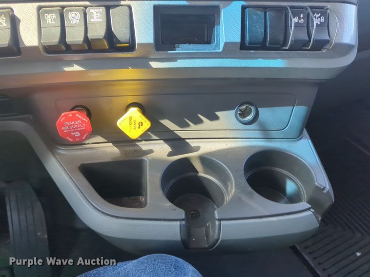 image for item NW9620 2019 Kenworth  T680 semi truck