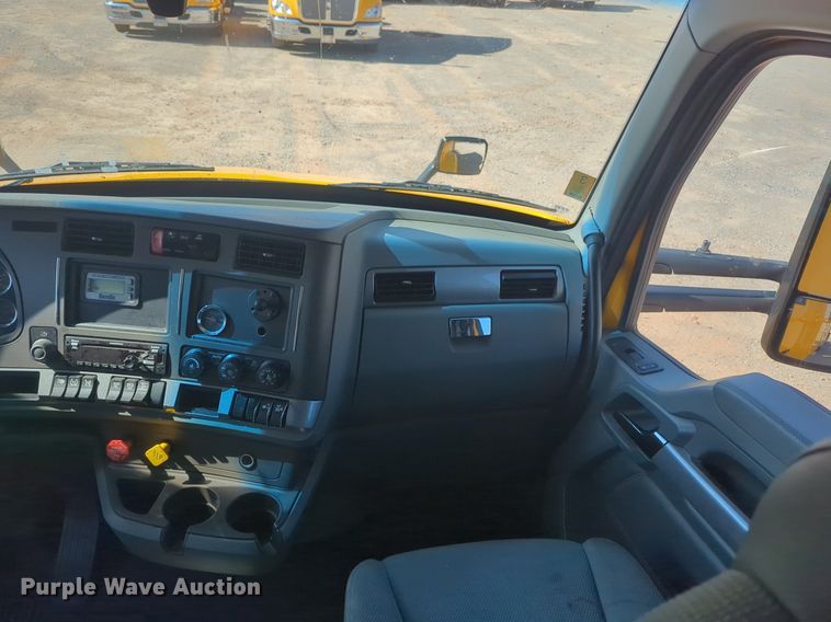 image for item NW9620 2019 Kenworth  T680 semi truck