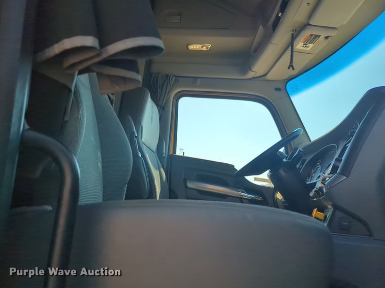 image for item NW9620 2019 Kenworth  T680 semi truck