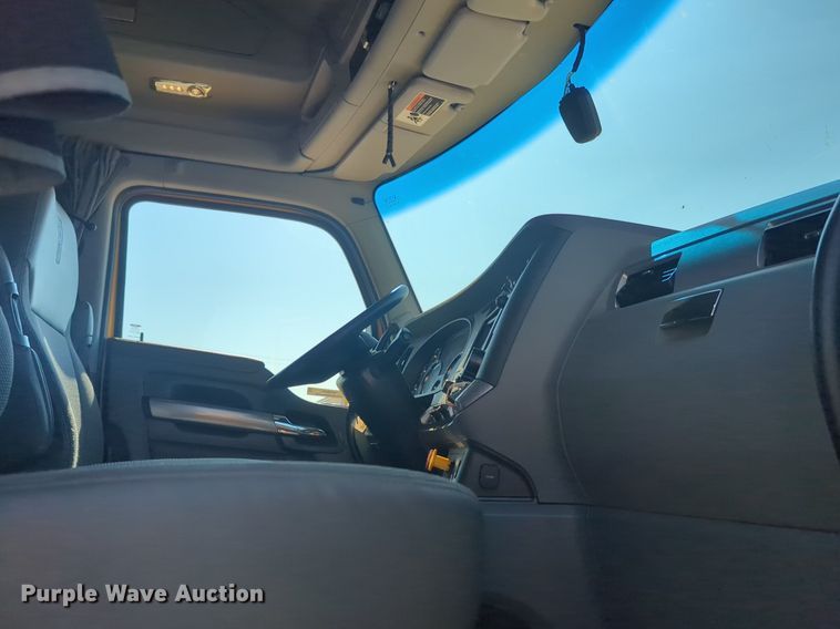 image for item NW9620 2019 Kenworth  T680 semi truck