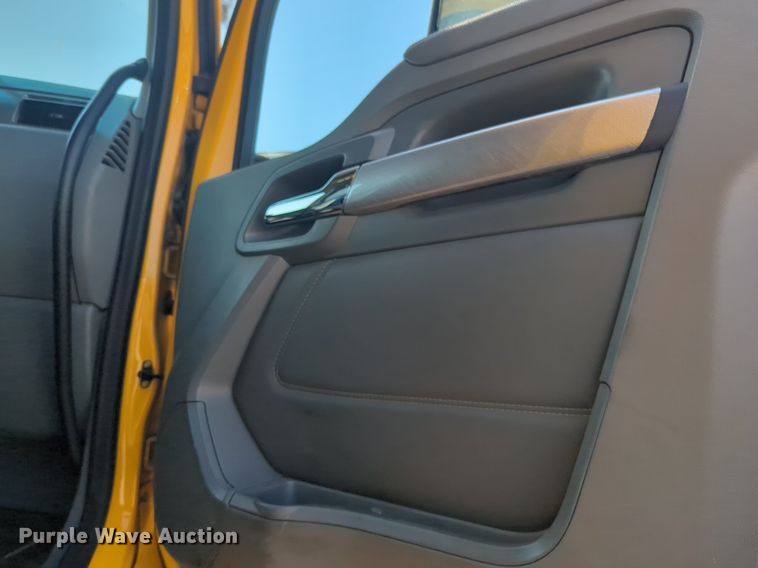 image for item NW9620 2019 Kenworth  T680 semi truck