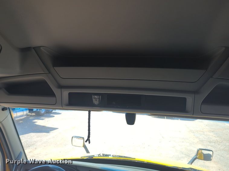 image for item NW9620 2019 Kenworth  T680 semi truck