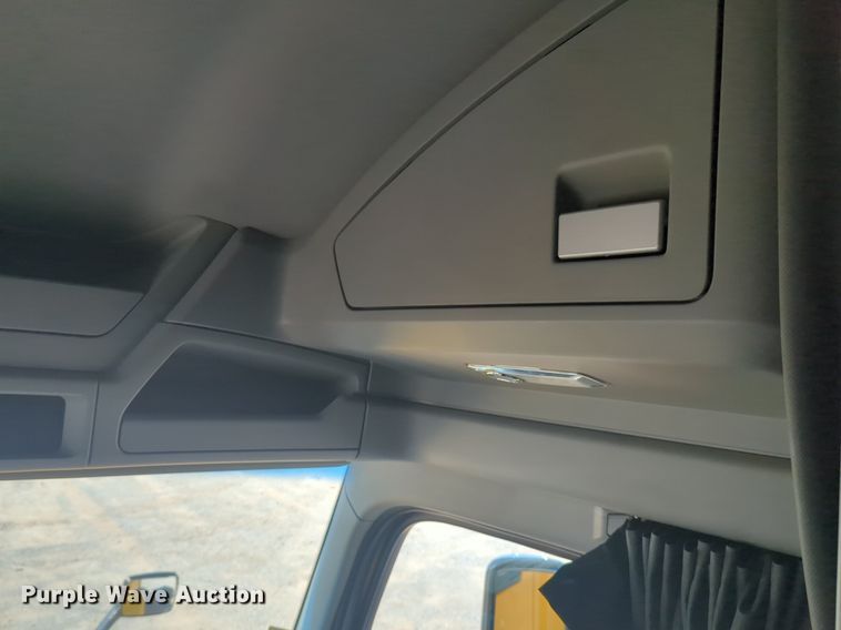 image for item NW9620 2019 Kenworth  T680 semi truck