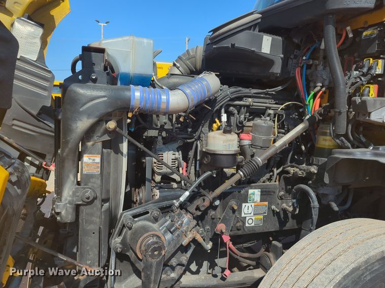 image for item NW9620 2019 Kenworth  T680 semi truck