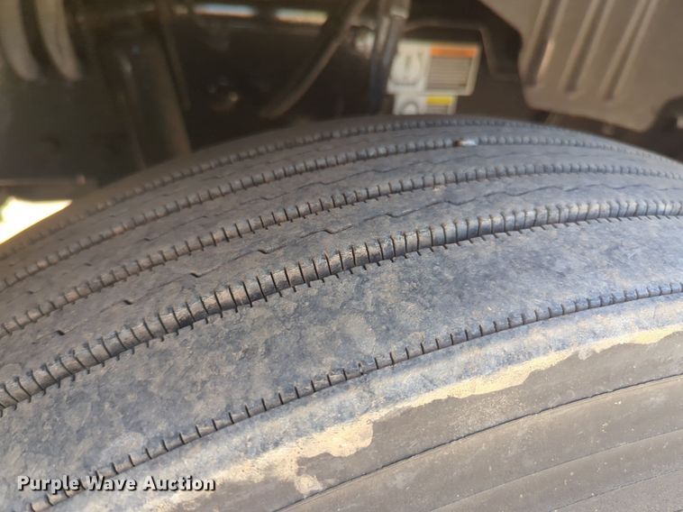 image for item NW9620 2019 Kenworth  T680 semi truck