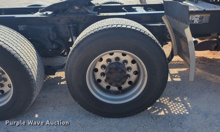 image for item NW9620 2019 Kenworth  T680 semi truck