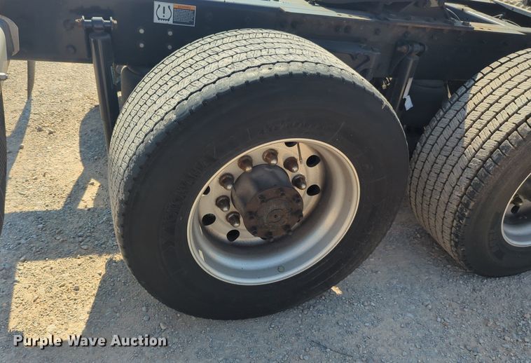 image for item NW9620 2019 Kenworth  T680 semi truck