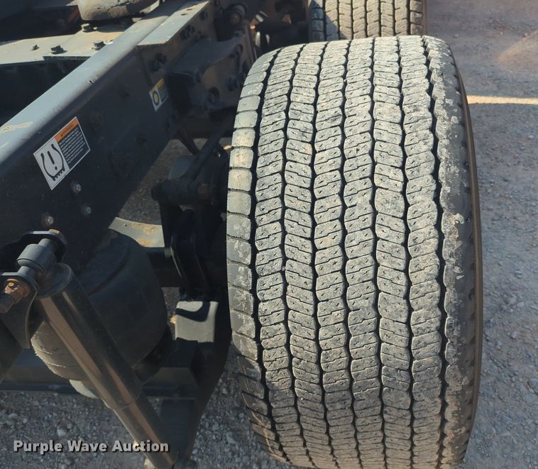 image for item NW9620 2019 Kenworth  T680 semi truck