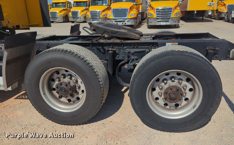 image for item NW9620 2019 Kenworth  T680 semi truck