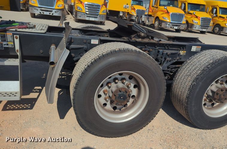 image for item NW9620 2019 Kenworth  T680 semi truck