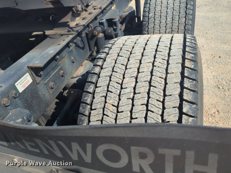 image for item NW9620 2019 Kenworth  T680 semi truck