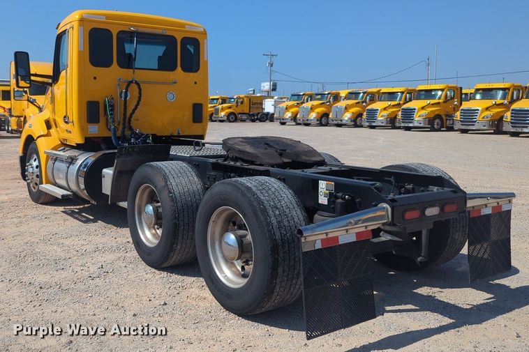 image for item NW9621 2022 Kenworth  T680 semi truck